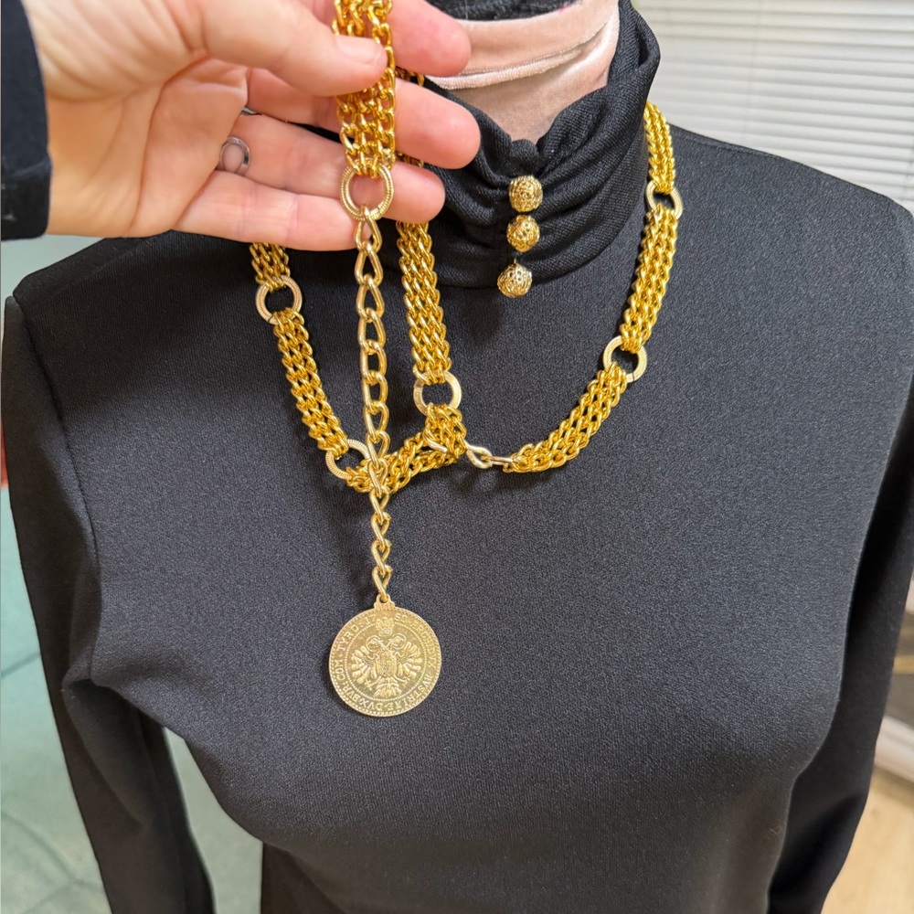 Vintage Gold Metal Classic. 80’s metal coin chain belt One Size